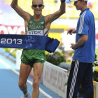 El atleta irlands Robert Heffernan cruza la lnea de meta para ganar la prueba de los 50 km marcha.