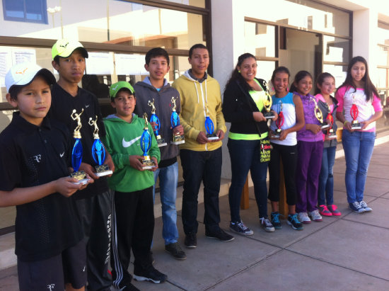 Los campeones y subcampeones tras la premiacin.