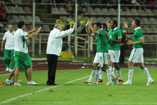 La celebracin de los jugadores nacionales celebran con el director tcnico Xabier Azkargorta.