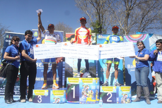 El podio de la primera etapa de la Vuelta al Sur de Bolivia: Oscar Soliz (c), Edson Caldern (d) y Piter Campero (i) celebran con sus cheques.