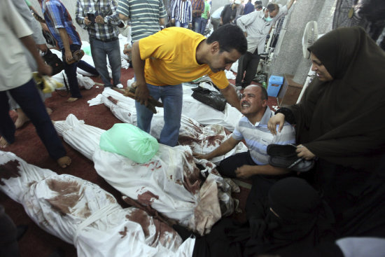 ENFRENTAMIENTOS. Egipto se encuentra al borde de una guerra civil tras los violentos choques entre manifestantes y policas.