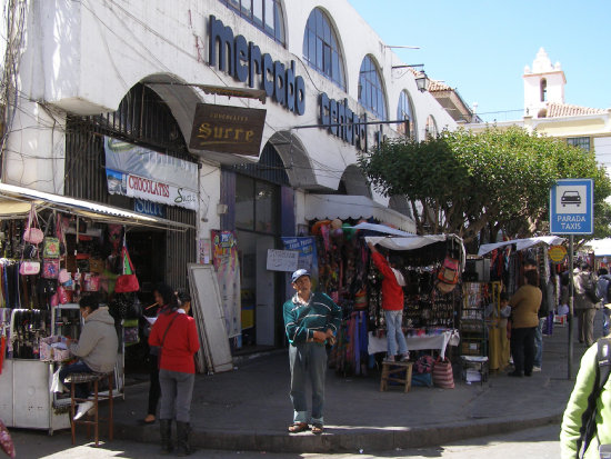 DEUDORES. La mayora de los adjudicatarios de tiendas, quioscos y baos no cancelan sus alquileres a la Alcalda.