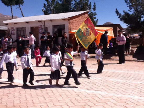 DESFILE. Los estudiantes del nivel Primario de Potolo rindieron homenaje a la comunidad.