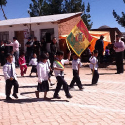 DESFILE. Los estudiantes del nivel Primario de Potolo rindieron homenaje a la comunidad.