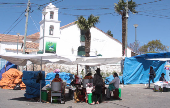 TRADICIN. En inmediaciones de la parroquia de San Roque se realiza la feria de Alasitas.