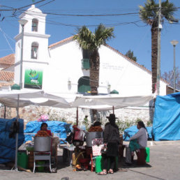 TRADICIN. En inmediaciones de la parroquia de San Roque se realiza la feria de Alasitas.