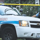 TRAGEDIA. Un efectivo de la Polica resguardando la escena del crimen familiar en Chicago.