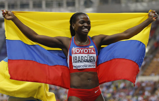 La colombiana Caterine Ibargen celebra su triunfo en triple salto en los Mundiales de Atletismo que se disputan en Mosc (Rusia).