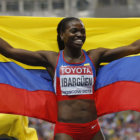 La colombiana Caterine Ibargen celebra su triunfo en triple salto en los Mundiales de Atletismo que se disputan en Mosc (Rusia).