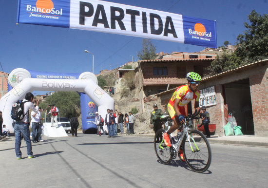 Oscar Soliz domin de principio a fin en la prueba Contra Reloj Individual de ayer; en las imgenes, el Volcn al tiempo de partir en la zona de El Tejar, luego en la escalada de la avenida 6 de Agosto y finalmente cruzando la meta en la zona de Punilla.