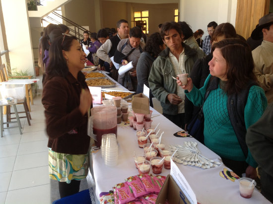 PRUEBA. Padres de familia y directores participaron de la desgustacin de alimentos.