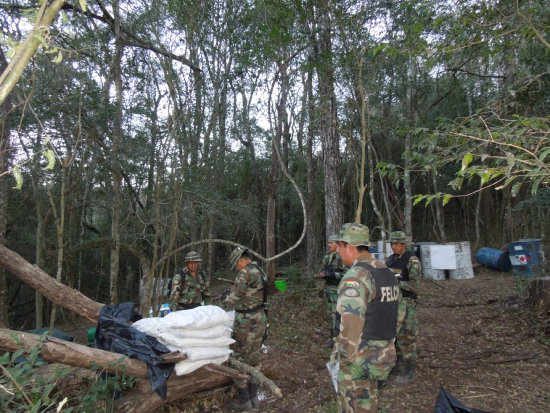 LABORATORIO. Personal de la FELC-N hall un megalaboratorio de cristalizacin de cocana en plena selva chuquisaquea.