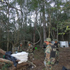 LABORATORIO. Personal de la FELC-N hall un megalaboratorio de cristalizacin de cocana en plena selva chuquisaquea.