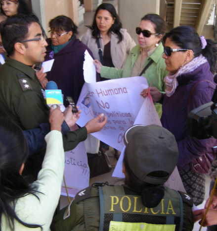 PROTESTAS. Grupos feministas volvieron a exigir ayer el alejamiento de Javier Humana.