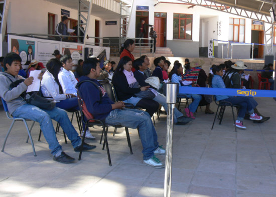 COMPROMISO. El SEGIP iniciar nuevas actividades de cedulacin en base a los datos del INE.