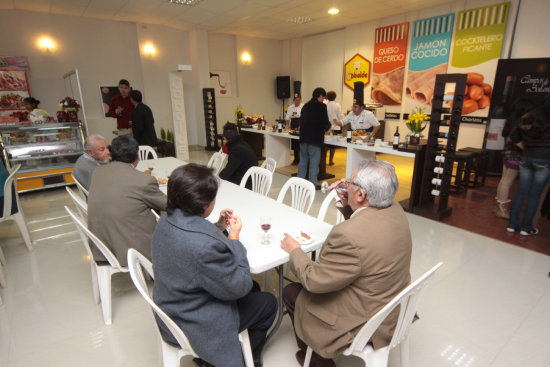 FESTIVAL. Empresas presentaron una variedad de fiambres, vinos, panes y quesos.