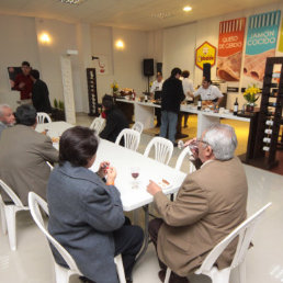 FESTIVAL. Empresas presentaron una variedad de fiambres, vinos, panes y quesos.