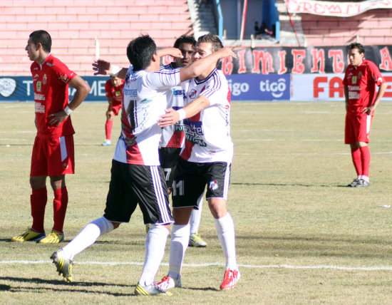 La celebracin de los jugadores de Nacional Potos, luego de anotar el nico tanto del triunfo.