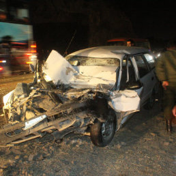 CHOQUE. En la ruta Yotala-Sucre, una vagoneta impact con un bus, hay un muerto y cinco heridos.