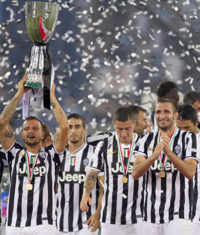 Juventus con su trofeo de campen.