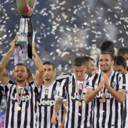 Juventus con su trofeo de campen.