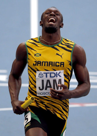 El jamaicano Usain Bolt al momento de cruzar la meta en la prueba 4x100 ayer, en el Mundial de Mosc.