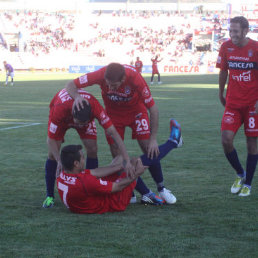 Los jugadores de Universitario celebran la nica alegra del conjunto local despus del gol anotado por el argentino Matas Manzano (7), a nueve minutos del final.