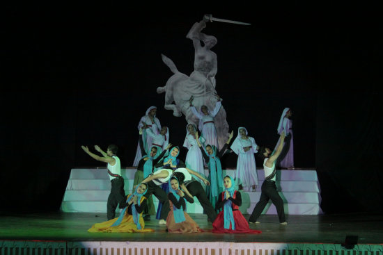 COREOGRAFA. La representacin del Ballet Municipal anoche, en el teatro Gran Mariscal.