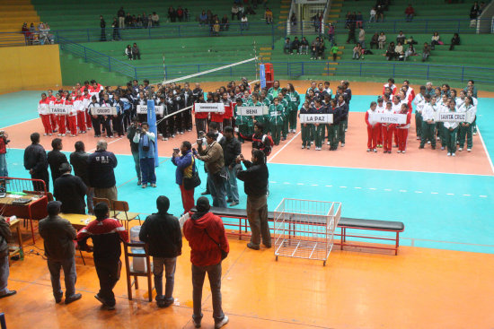 Los ochos equipos participantes estuvieron en el acto inaugural anoche.