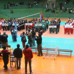 Los ochos equipos participantes estuvieron en el acto inaugural anoche.