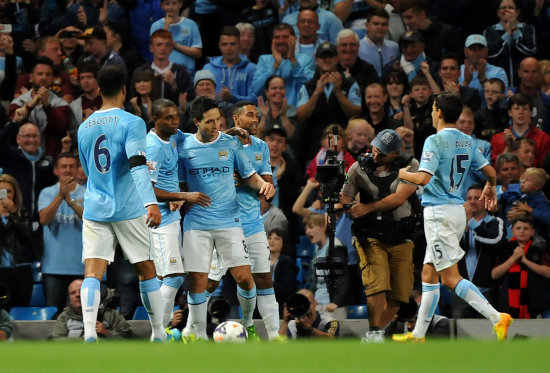 El jugador del Manchester City Samir Nasri (3 i) celebra un gol con sus compaeros ante el Newcastle United ayer, lunes.