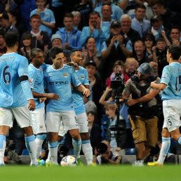 El jugador del Manchester City Samir Nasri (3 i) celebra un gol con sus compaeros ante el Newcastle United ayer, lunes.