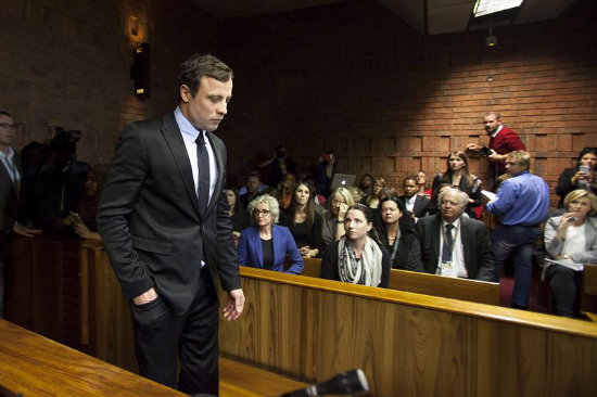 El atleta Oscar Pistorius (i) comparece ante el Tribunal de la Magistratura.