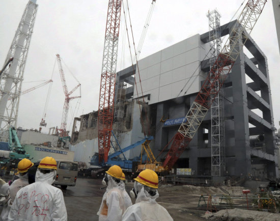 EMERGENCIA. La central nuclear trata de evitar mayores daos ambientales.