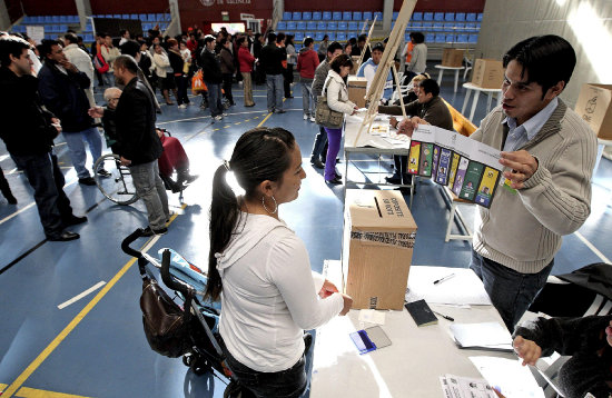 Extranjero. Bolivianos votan en la ciudad de Valencia, Espaa, en la gestin 2009.