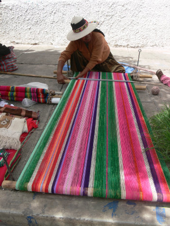 CULTURA. Una maestra tejedora durante un encuentro nacional en Sucre, el ao pasado.