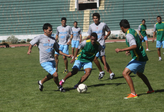 Universitario aprovech el estadio Patria para activar una sesin de ftbol en terreno reducido.