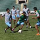 Universitario aprovech el estadio Patria para activar una sesin de ftbol en terreno reducido.