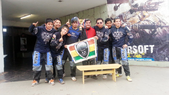 Los integrantes de La Maja con su trofeo de campen.