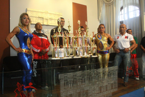 Los culturistas expusieron sus trofeos del Mster Bolivia en la Alcalda.