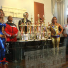 Los culturistas expusieron sus trofeos del Mster Bolivia en la Alcalda.