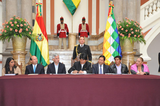 CEREMONIA. Personeros de Gobierno y la Banca durante el acto de promulgacin de la nueva normativa, que reemplaza a la Ley de Bancos de 1993.