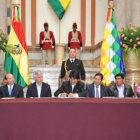 CEREMONIA. Personeros de Gobierno y la Banca durante el acto de promulgacin de la nueva normativa, que reemplaza a la Ley de Bancos de 1993.