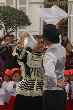 FOLCLORE. Elenco del Estudio de Danza Amparo Silva interpreta la cueca.