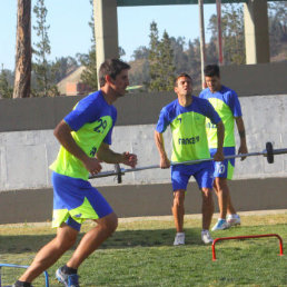 Los estudiantiles entrenaron ayer en la cancha de El Bosquecillo, de la zona de Fancesa.