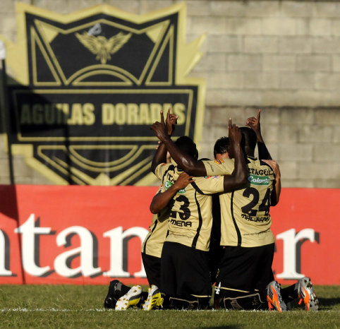 Los jugadores de Itag celebran el gol de Victor Corts contra River ayer, durante el partido de la Sudamericana.