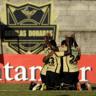 Los jugadores de Itag celebran el gol de Victor Corts contra River ayer, durante el partido de la Sudamericana.