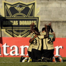 Los jugadores de Itag celebran el gol de Victor Corts contra River ayer, durante el partido de la Sudamericana.