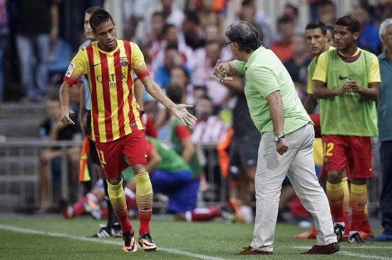 El delantero brasileo del FC Barcelona Neymar (i) es felicitado por su entrenador, el argentino Tata Martino.