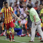 El delantero brasileo del FC Barcelona Neymar (i) es felicitado por su entrenador, el argentino Tata Martino.